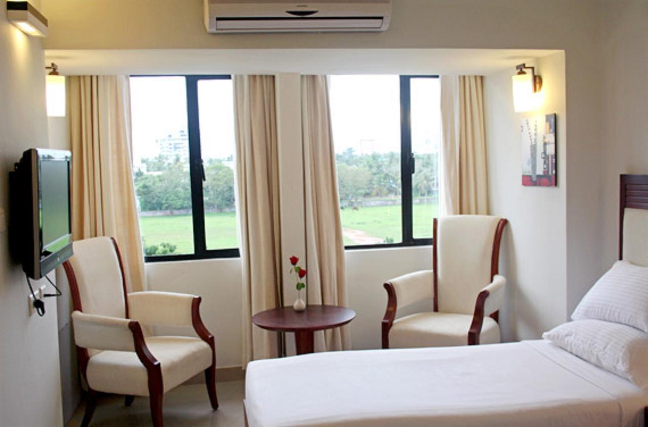 Hotel Luciya Kochi Екстериор снимка