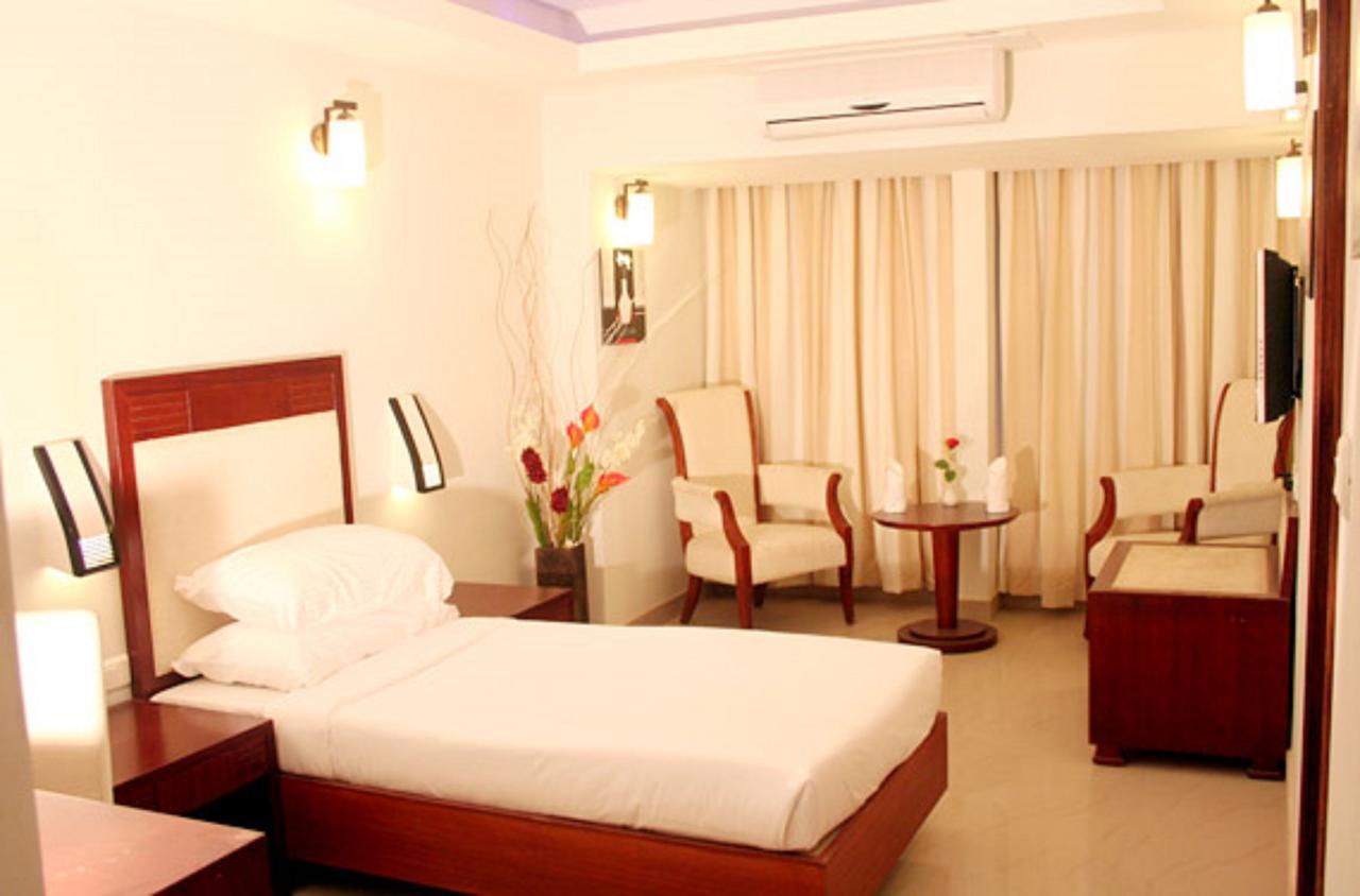 Hotel Luciya Kochi Екстериор снимка