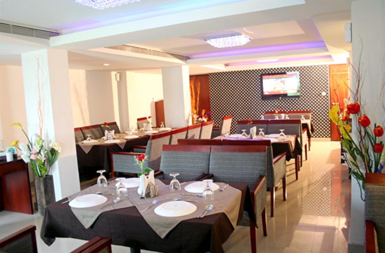 Hotel Luciya Kochi Екстериор снимка
