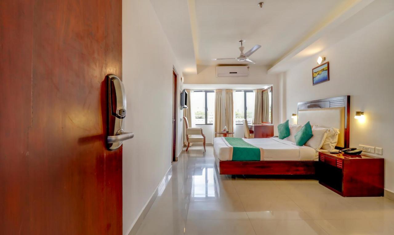 Hotel Luciya Kochi Екстериор снимка