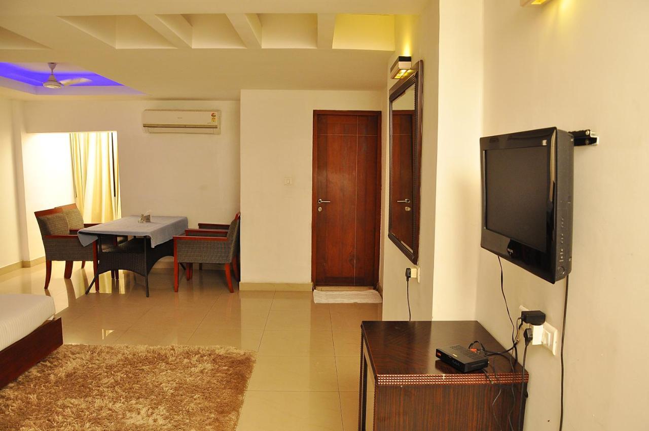 Hotel Luciya Kochi Екстериор снимка