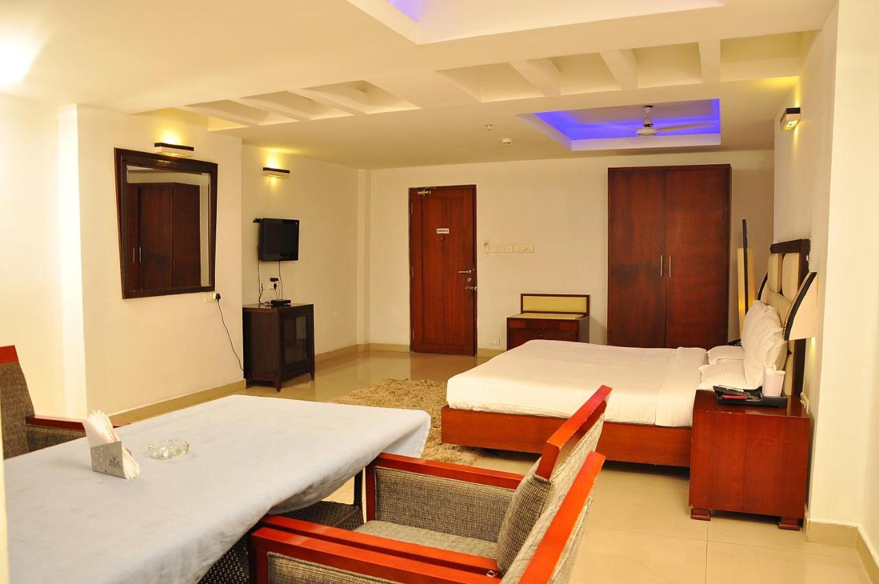 Hotel Luciya Kochi Екстериор снимка