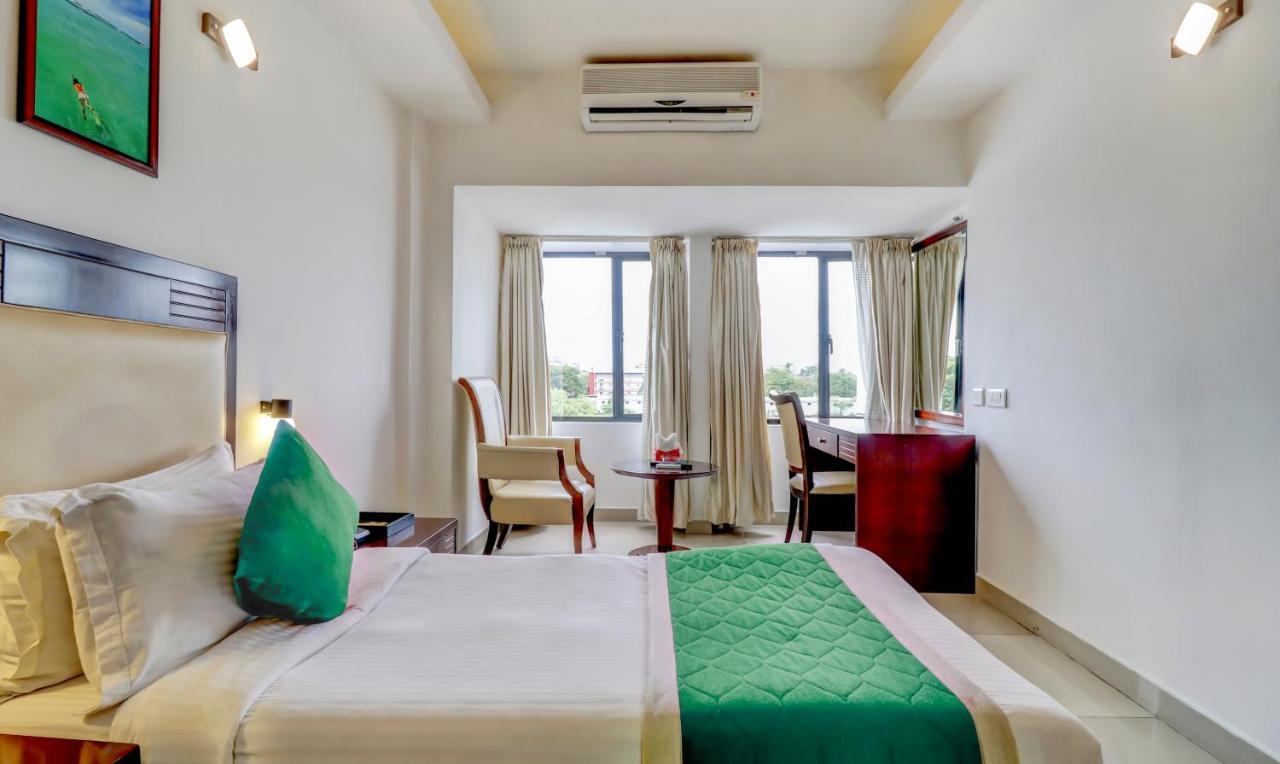 Hotel Luciya Kochi Екстериор снимка