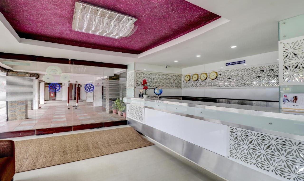 Hotel Luciya Kochi Екстериор снимка