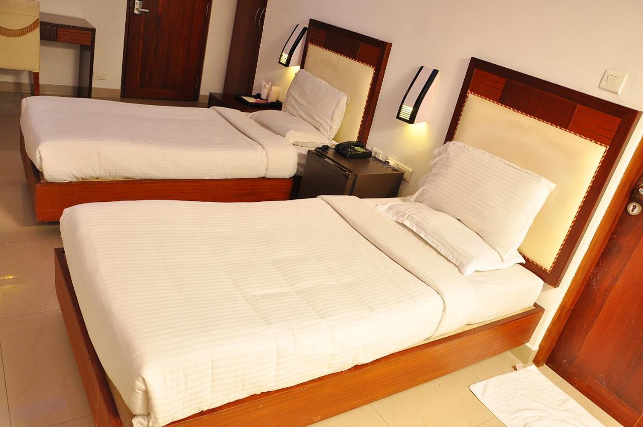 Hotel Luciya Kochi Екстериор снимка