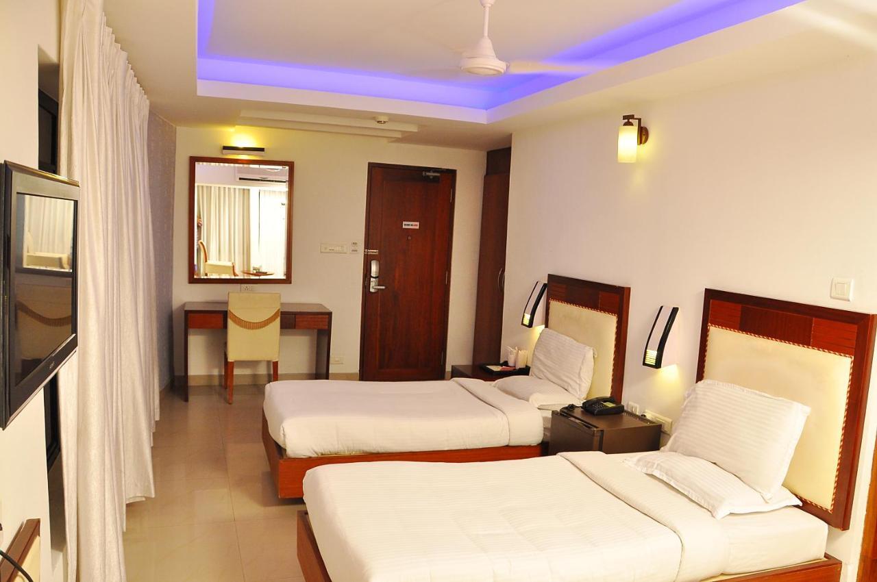 Hotel Luciya Kochi Екстериор снимка
