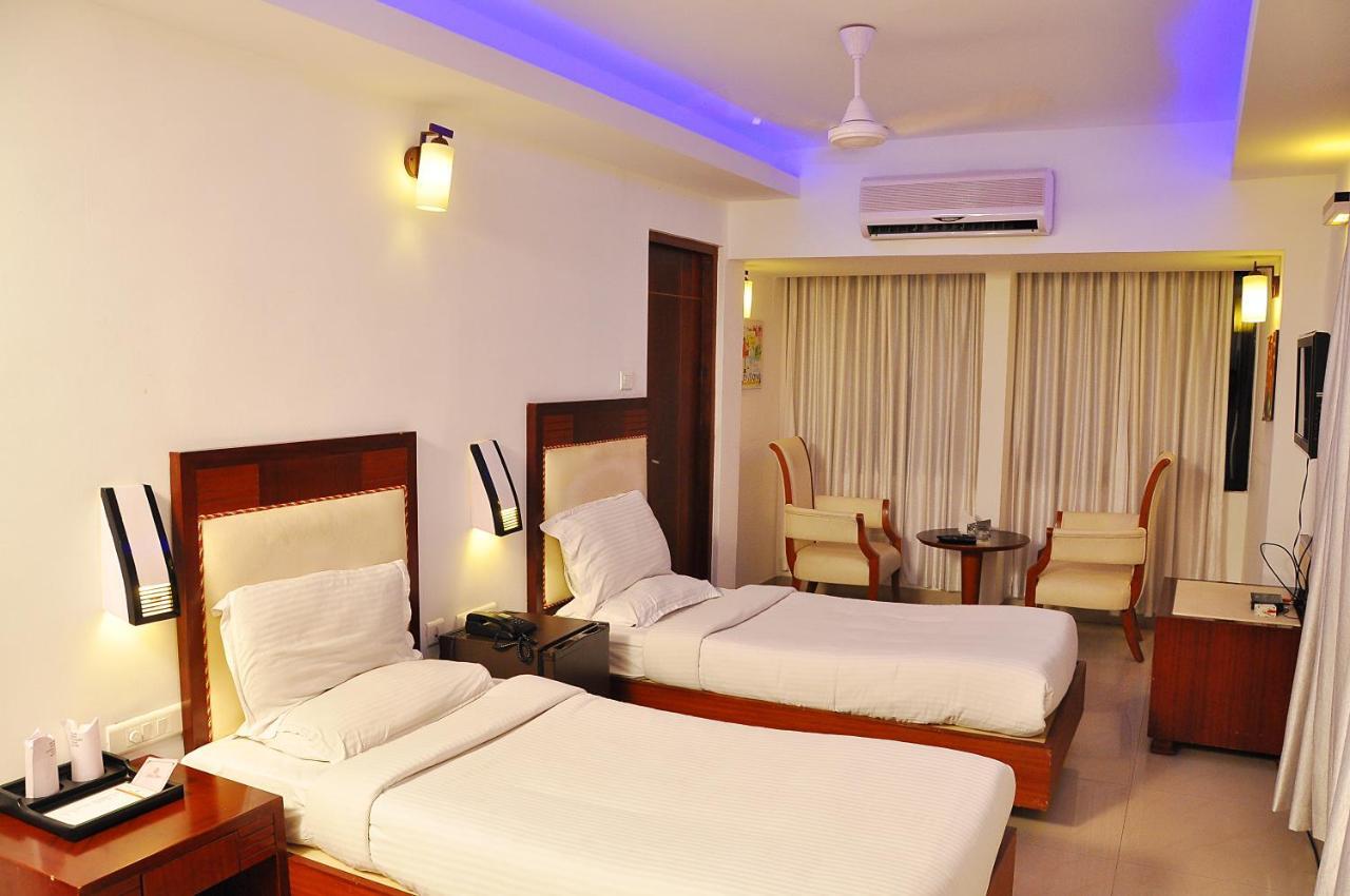 Hotel Luciya Kochi Екстериор снимка