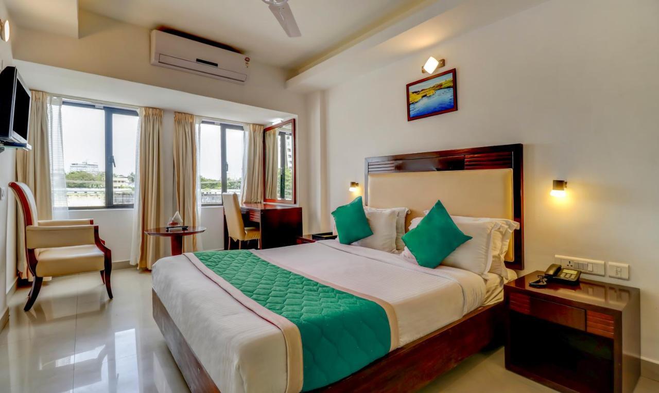 Hotel Luciya Kochi Екстериор снимка
