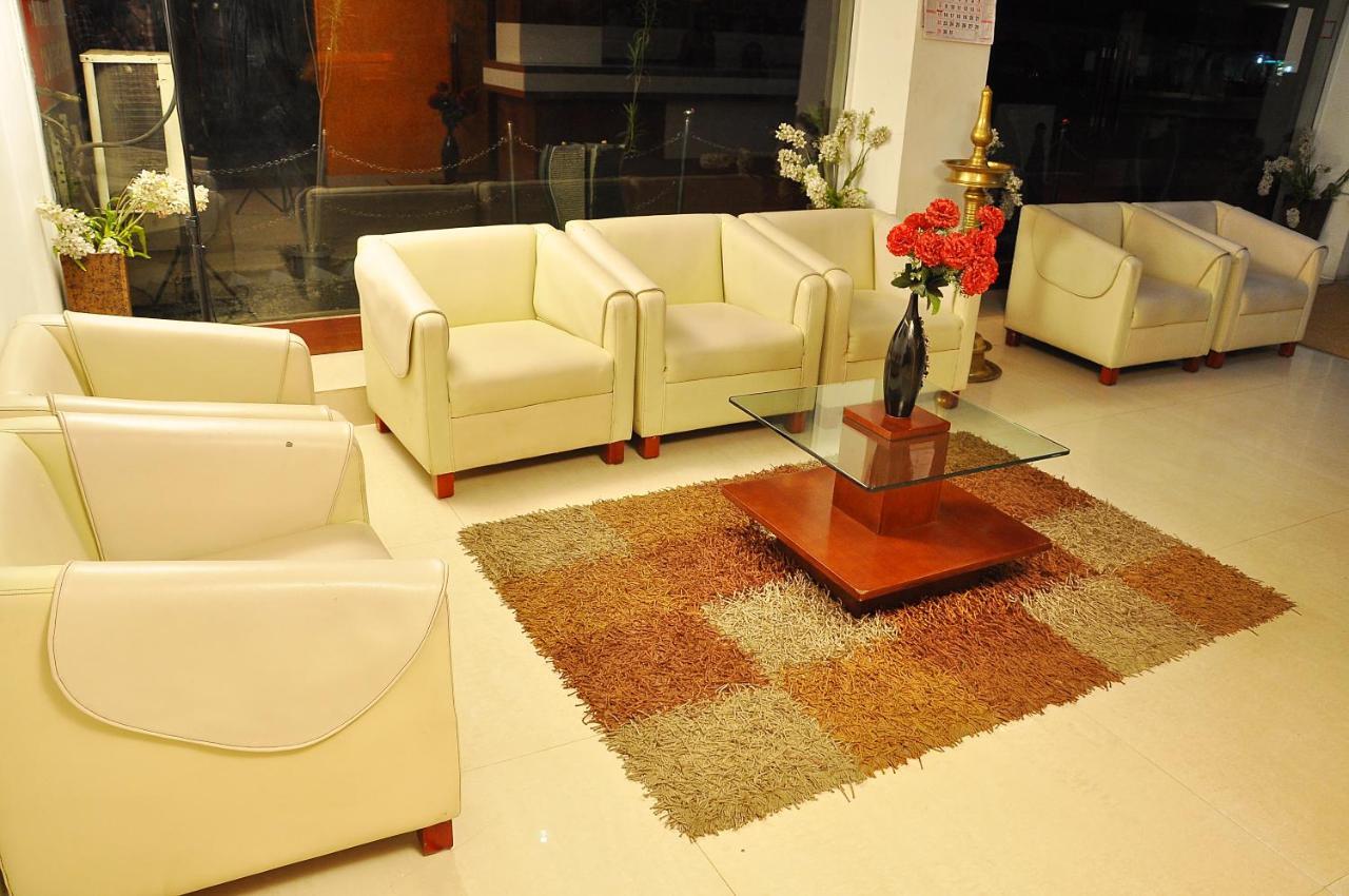 Hotel Luciya Kochi Екстериор снимка