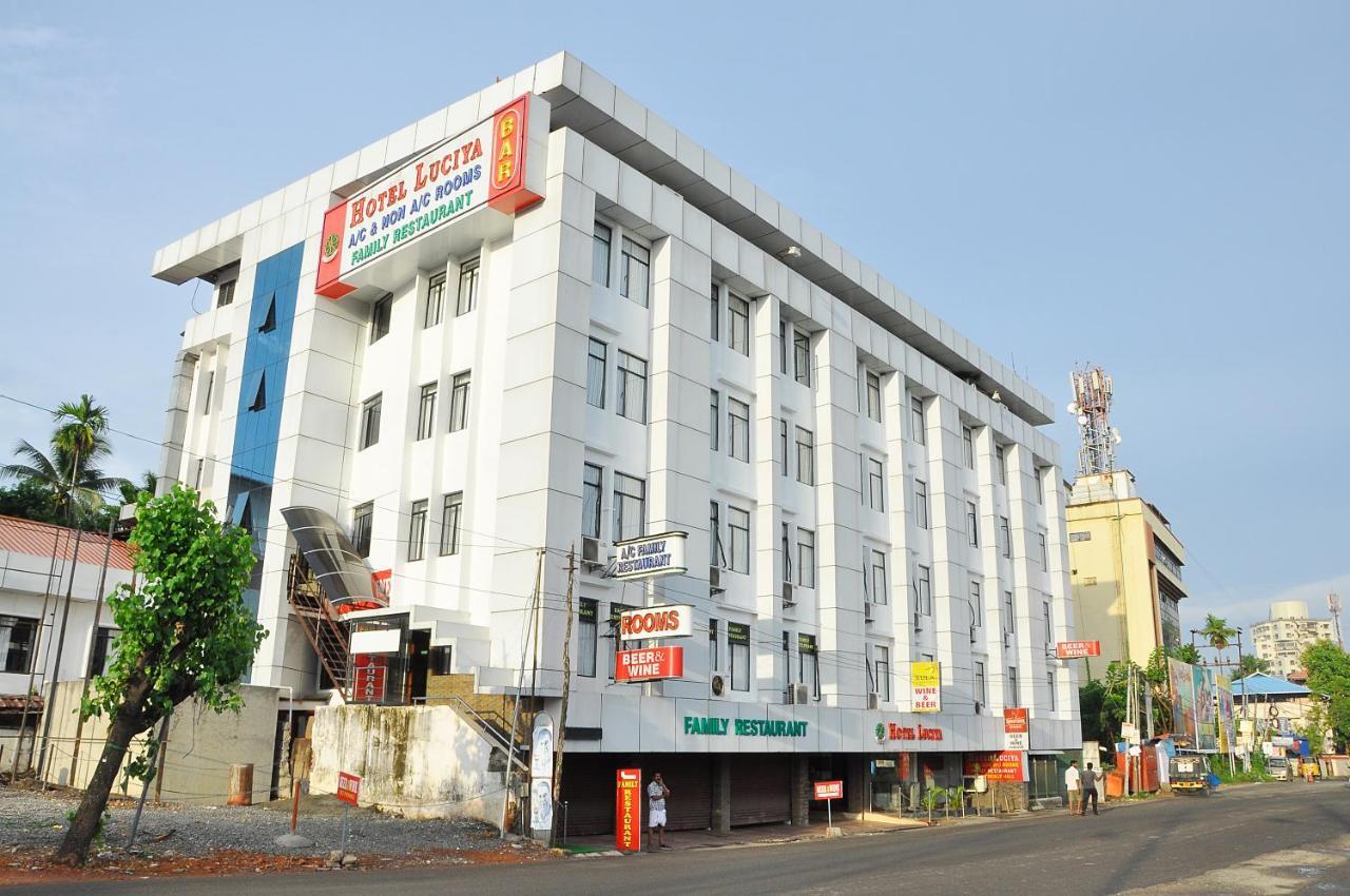 Hotel Luciya Kochi Екстериор снимка