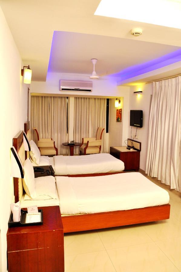 Hotel Luciya Kochi Екстериор снимка